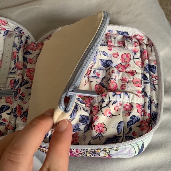 Vera Bradley jewelry folio. Brand new paid $55, tag still on the bag. - Picture 4 of 6